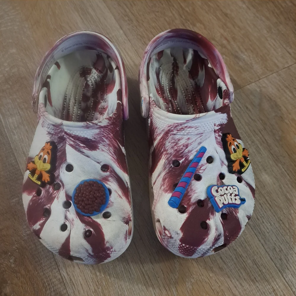 Crocs x Cocoa Puffs Kids Classic Clogs Maroon White Swirl Charms Size J2 or 2